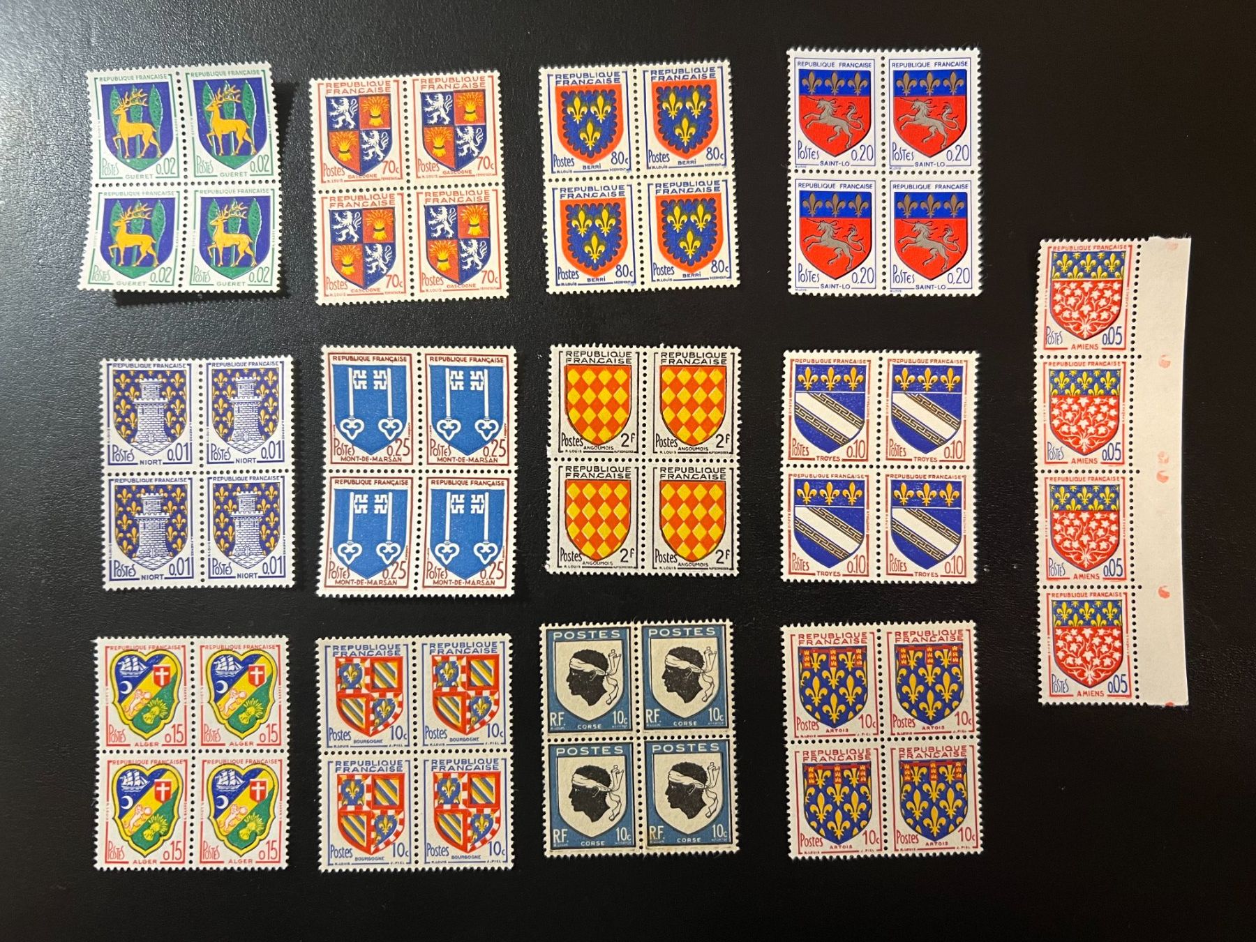 Tutti i francobolli: 13 blocs de 4 Blasons Neufs** – Nuovo e nell'imballaggio originale da Lausanne venduto da ffhoud