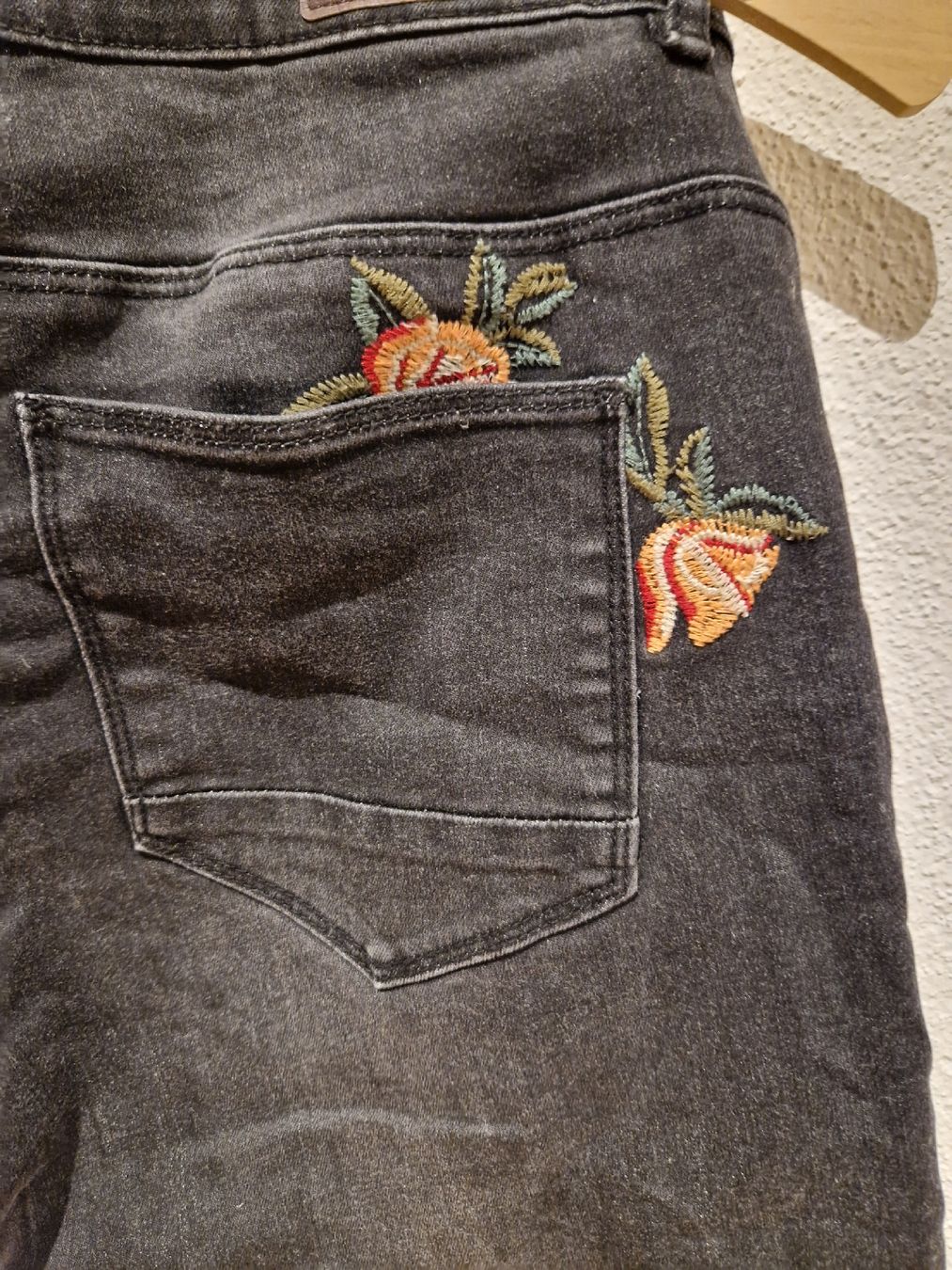 Only Jeans: Only Jeans mit Blumenstickereien – Usato da Luzern venduto da rebsi02 4