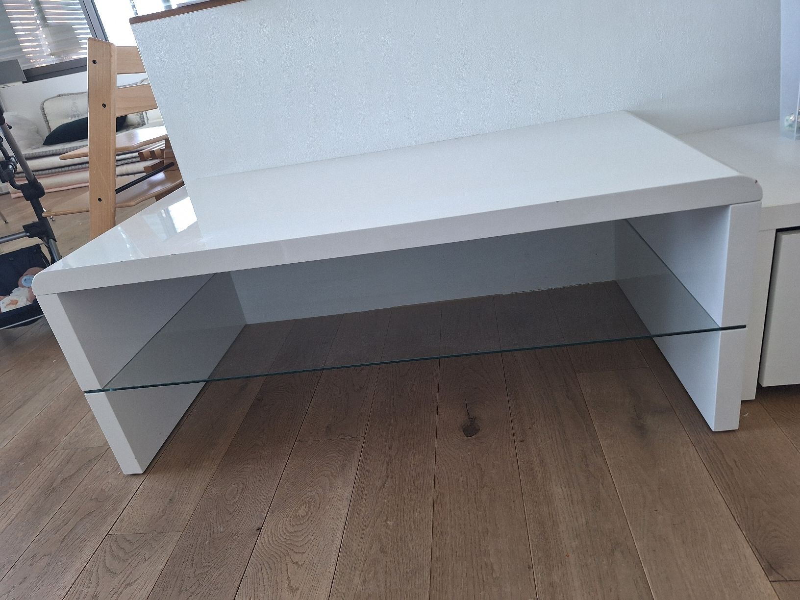 Mobili TV: Gebrauchter weißer, glänzender TV-Ständer mit Glasablage – Usato da Horgen venduto da frubeng