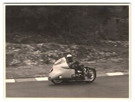 3 Fotografien Motorrad Rennen, Norton mi