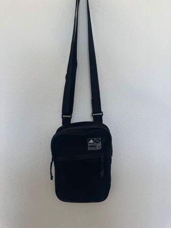 Sacoche Adidas noir, très pratique!