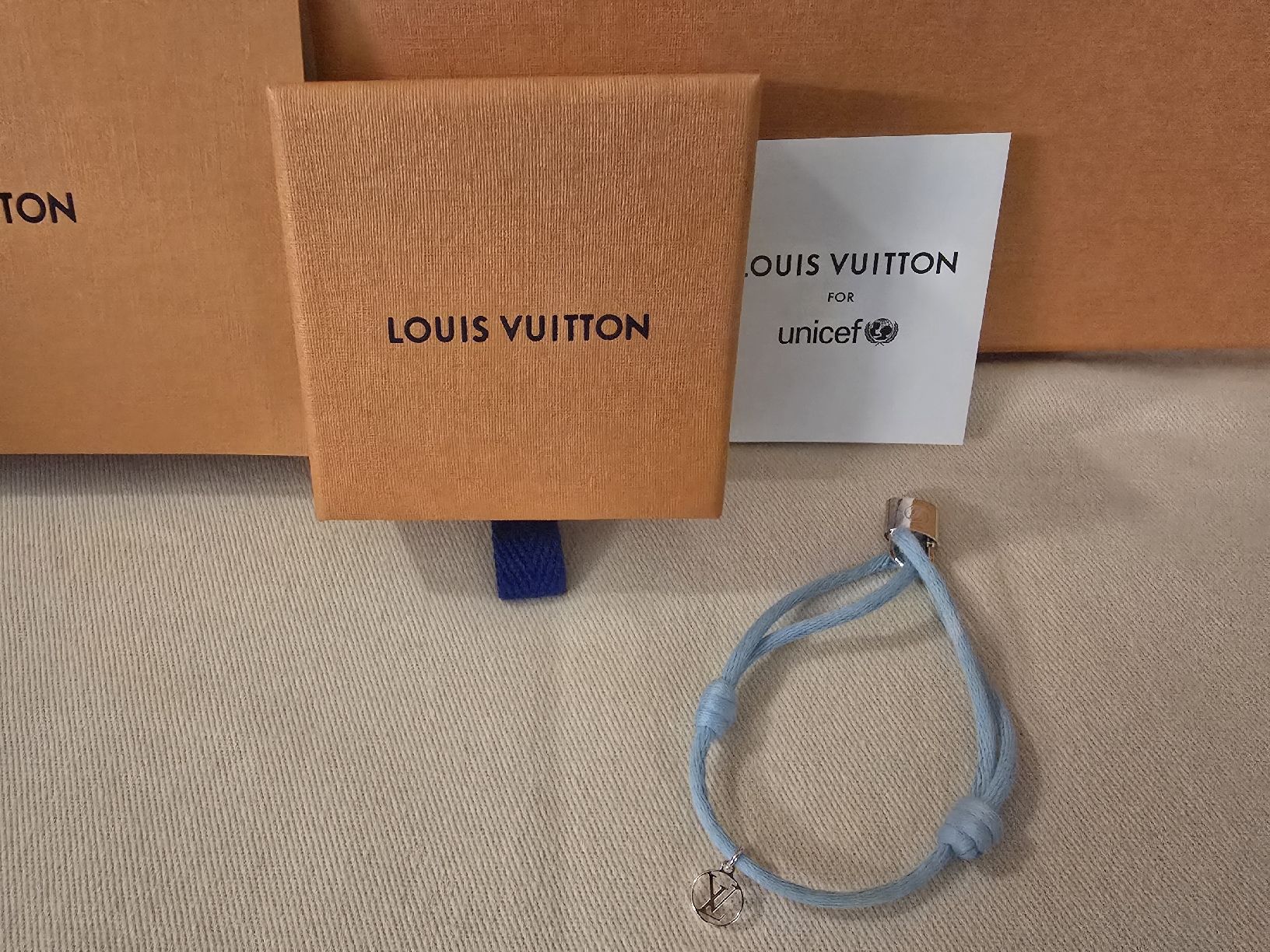 Louis Vuitton Bracciali & Braccialetti: Louis Vuitton Lockit-Armband  Q05171 Blau – Usato da Gattikon venduto da lavric_d