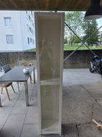weisses regal mit glastüre diverse gebrauchsspuren