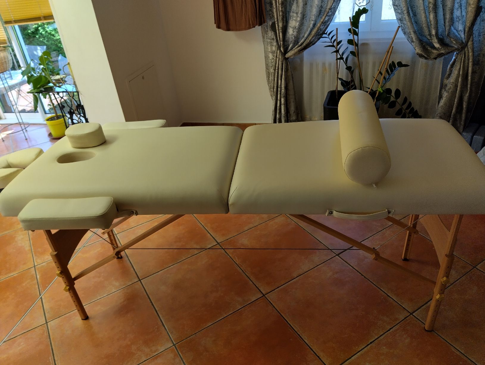 TecTake Lettini & sedie per cosmetici: Table de massage TecTake pliable avec accessoires et sac – Usato da Reconvilier venduto da mpa_7b2k