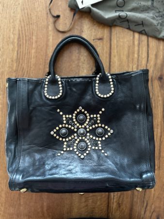 Schwarze Campomaggi Ledertasche mit Nieten