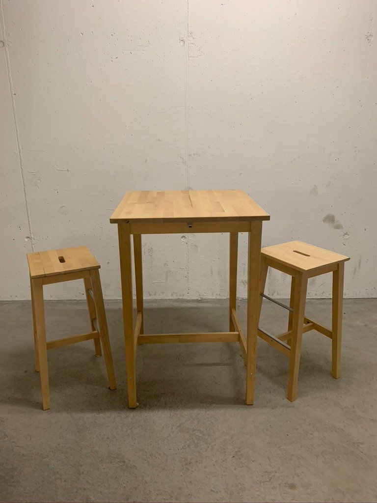 Set de table et chaises: Bartisch (Hochtisch) mit 2 Hockern – D'occasion à Dietlikon par ZWE59