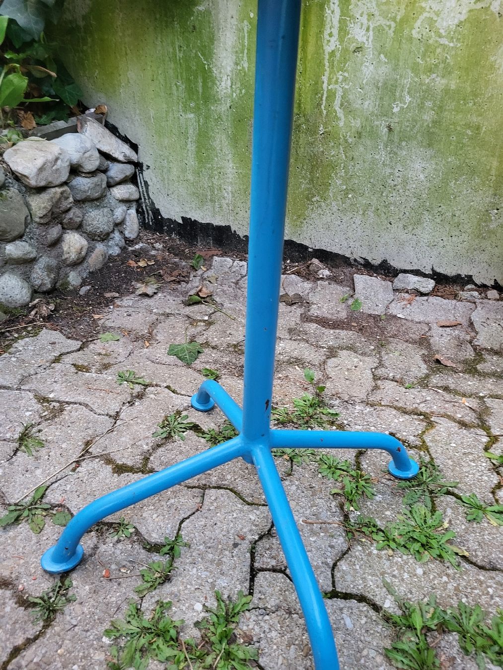 Tavoli: Table ronde Bigla bleue 60cm. / 1950er. – Usato da Vevey venduto da oldiz 2