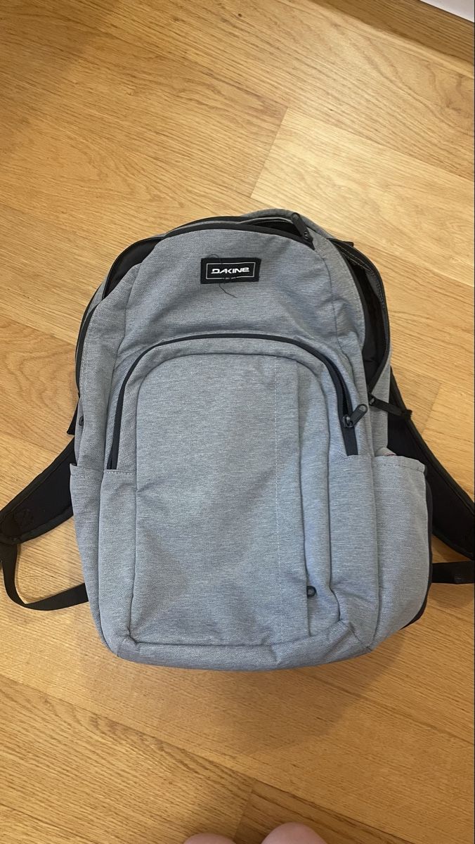 Dakine Zaini: Grauer Dakine Rucksack – Nuovo (secondo la descrizione) da Jona venduto da RobertMo