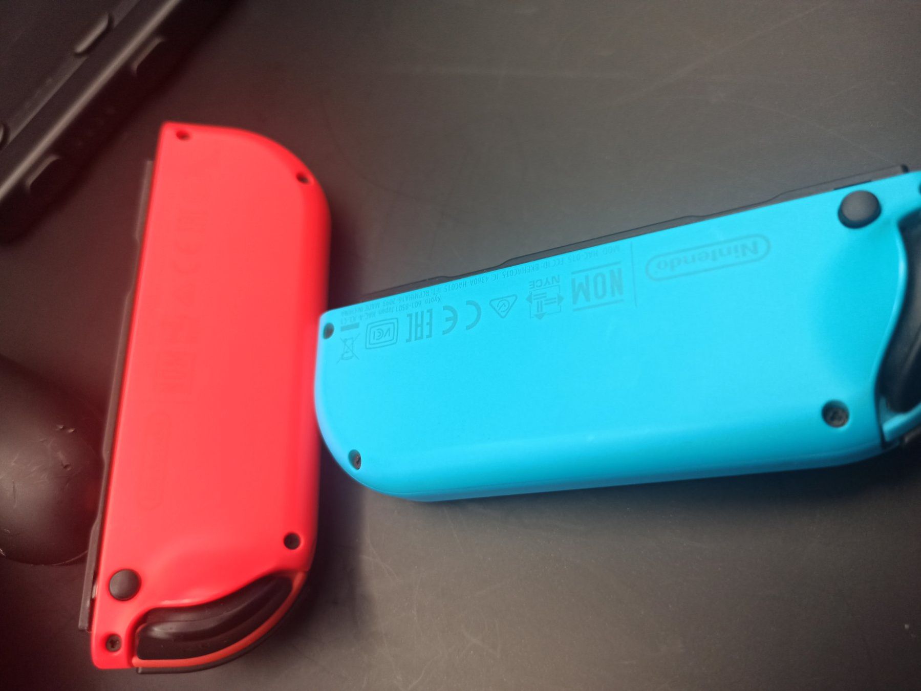 Nintendo Controller: Original Nintendo Switch Joy-Con Set (Neon-Rot/Blau) + Grip – Gebraucht aus Oberweningen von mar_87mx 7