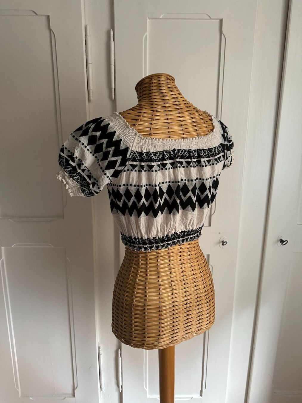 Top: THS - Cropped Top schwarz-weiss gemustert M/L – Usato da Zürich venduto da Diazaio 2