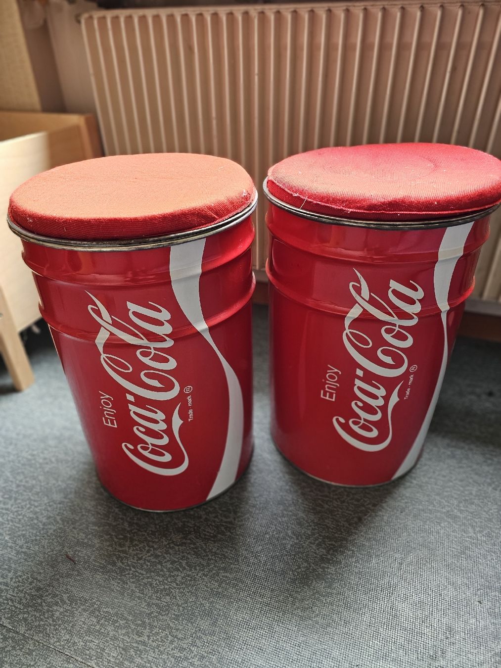 Hocker: 2 Coca-Cola Hocker rot Metall mit Stoff Sitz – Gebraucht aus Rothrist von Gipsyone