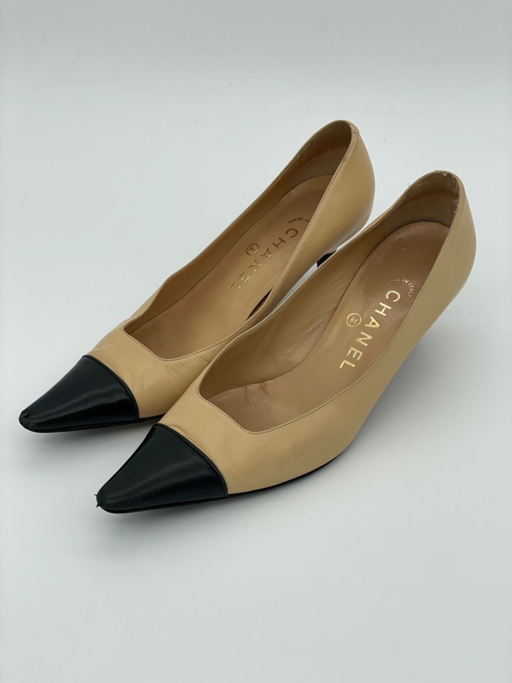Chanel Scarpe da donna: Chanel Tow-Tone Cap Toe Pump EU 36.5 Beige – Usato da Zürich venduto da shoe_shop 2