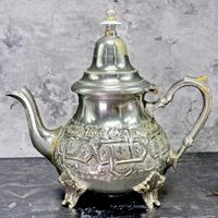 Ancienne théière marocaine faite é la main en cuivre argenté