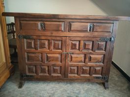 Antikes Nussbaum Sideboard mit Schnitzereien