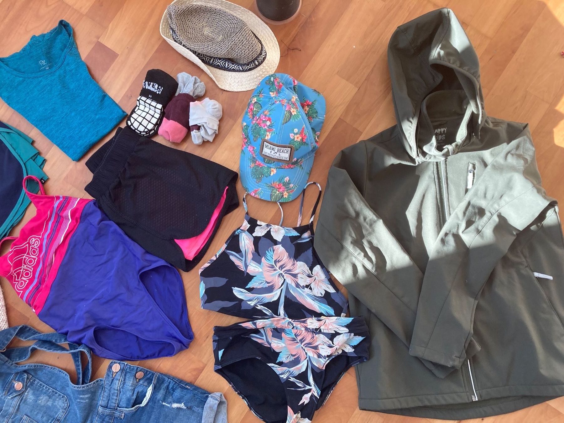 Lotti & Set di vestiti: Kleiderpaket für Mädchen / Teens – Usato da Winterthur venduto da SurfSwiss 1