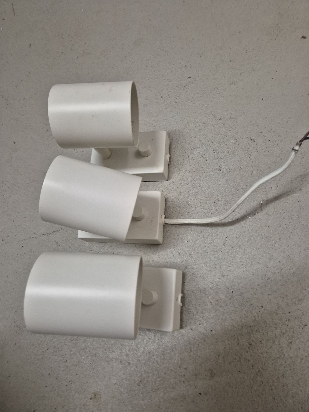 Lampen: Three White Wall Spotlights Adjustable Used Condition – Gebraucht aus Lenzburg von DobrzynM 1