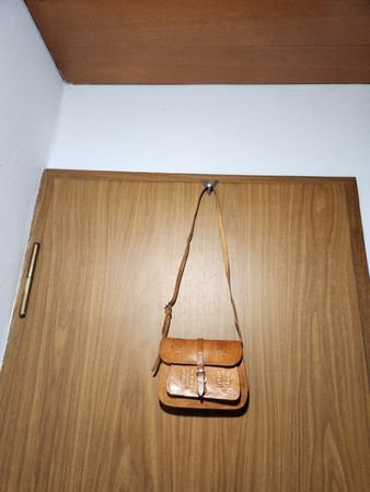 Sac bandoulière en cuir marron avec motif floral