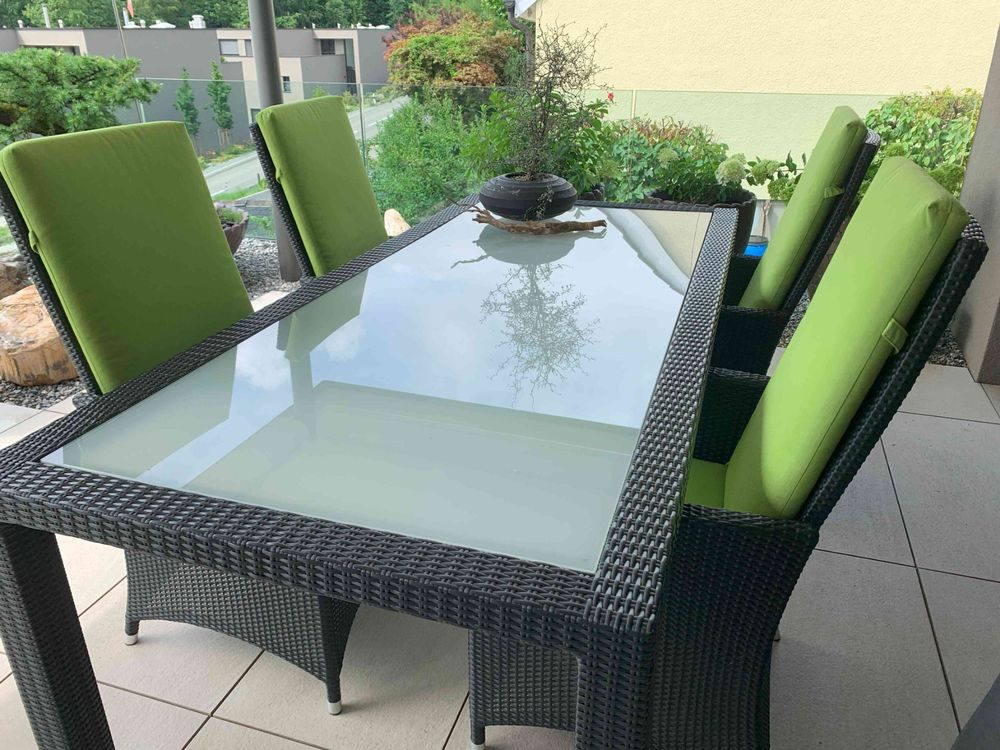 Rattan Tisch mit Glasplatte, und 6 Stühle mit Kissen Kaufen auf Ricardo