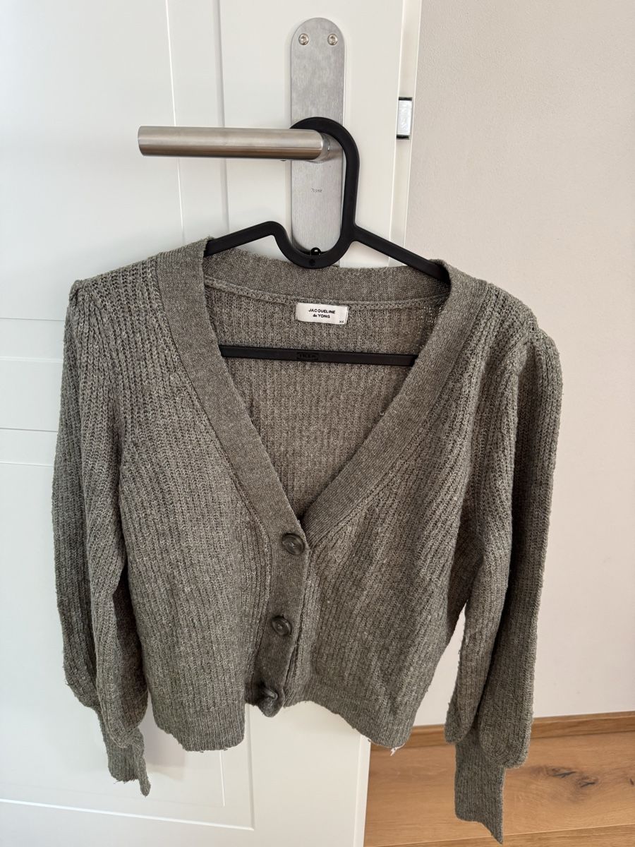 Only Pullover & Sweatshirts: Strickjacke Grösse XS – Gebraucht aus Würenlos von Dina0007