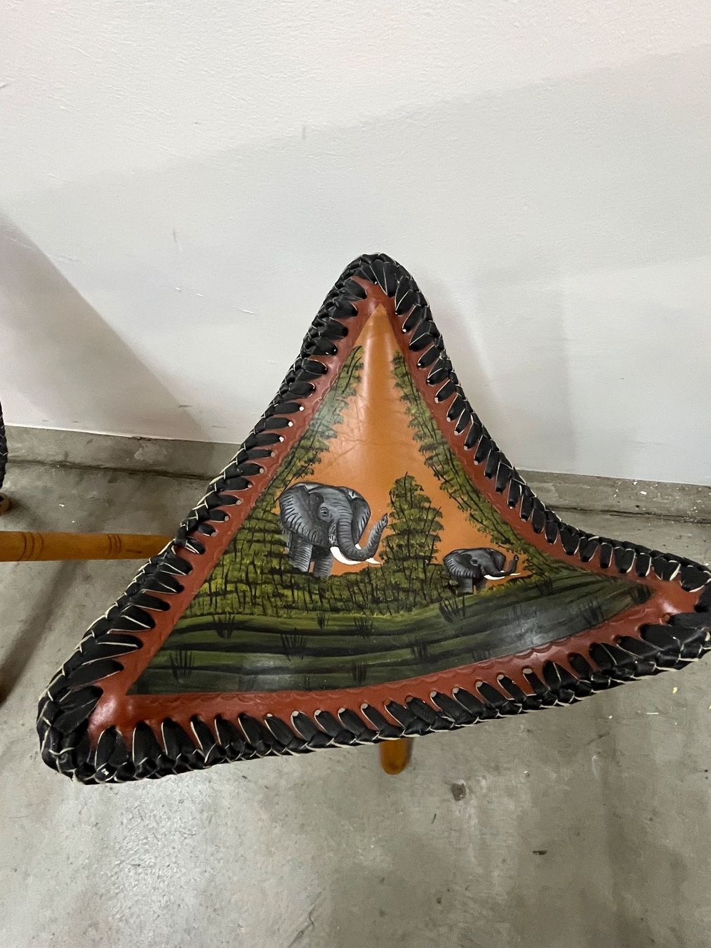 Hocker: afrikanische Dreihocker – Gebraucht aus Zürich von Levelart 3