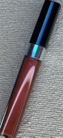 Brillant a levres marron metallique en cosmetique