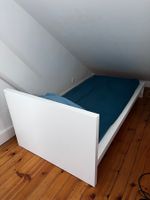 Lit simple avec cadre en bois blanc et matelas
