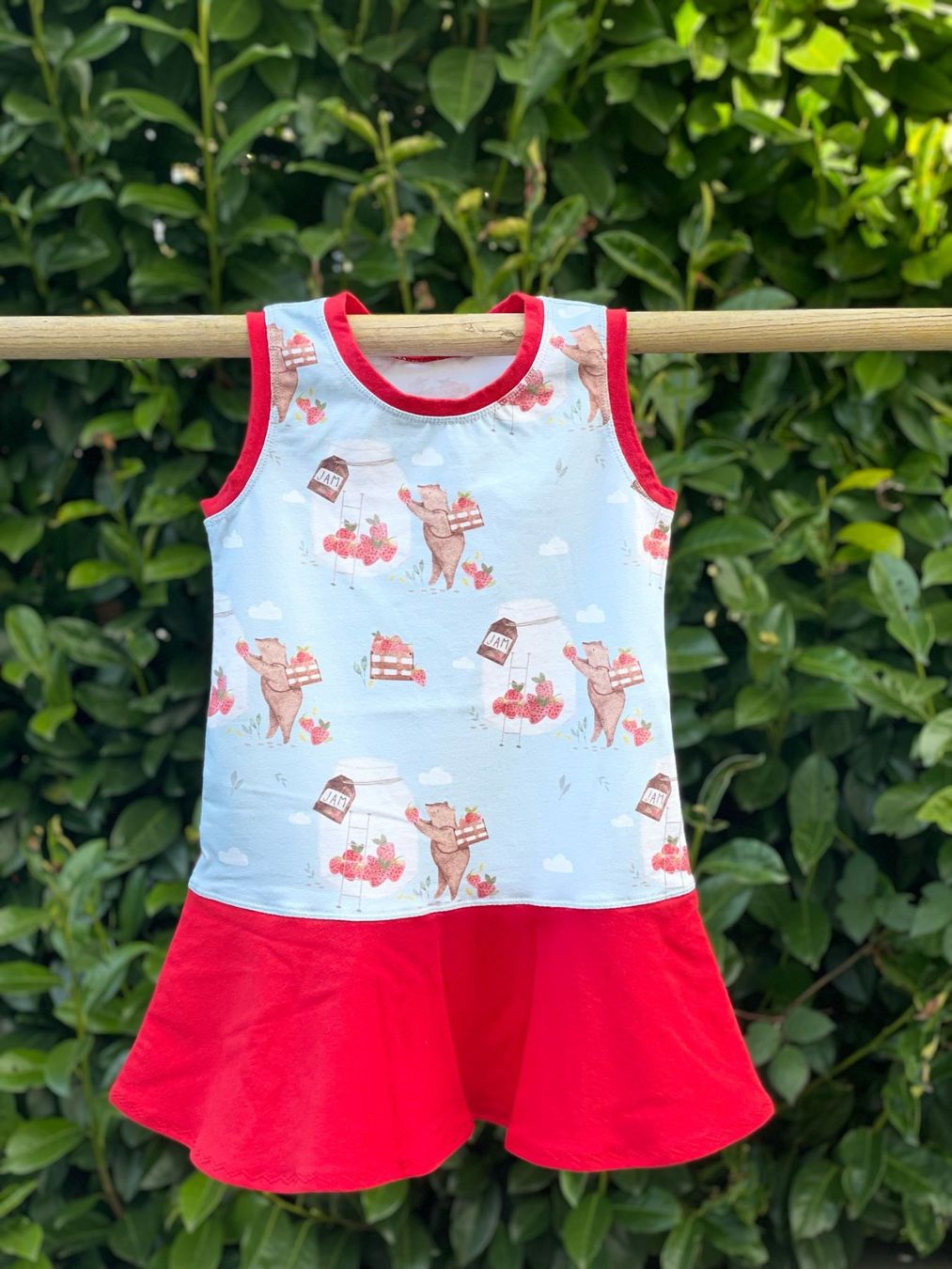 Kleider & Röcke: Erdbeer-Bärli-Kleid Grösse 98, handmade – Neu (gemäss Beschreibung) aus Oetwil am See von Kuechenzeit