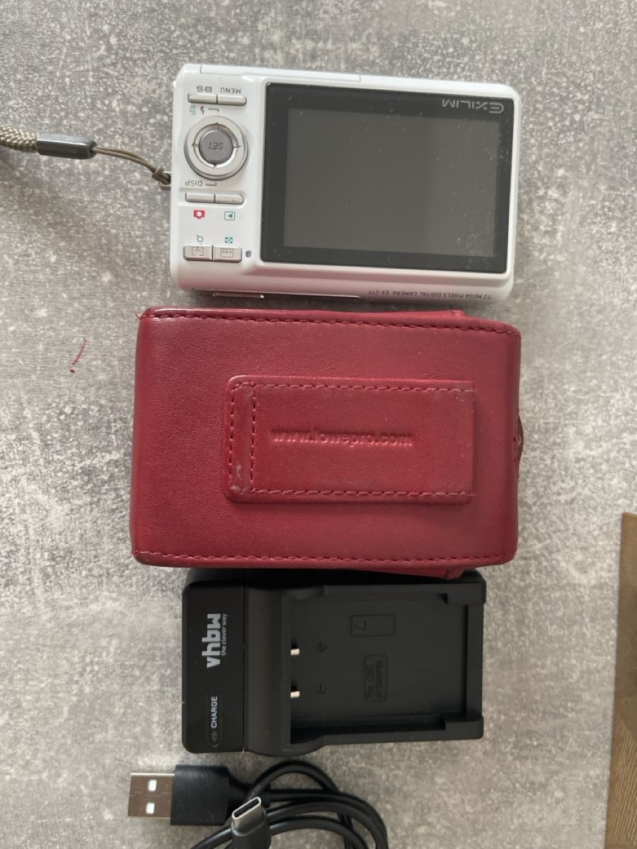 Fotocamera: Casio Exilim EX-Z77 Digital Camera - Includes Case & Charger – Nuovo (secondo la descrizione) da Winterthur venduto da shp_xcc5 1