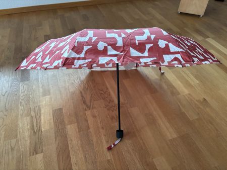 Kleiner Regenschirm weiss rot KNALLA IKEA leicht