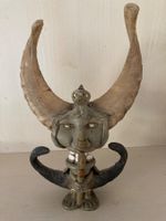 Keramikfigur mit echten Hörnern und Zähnen
