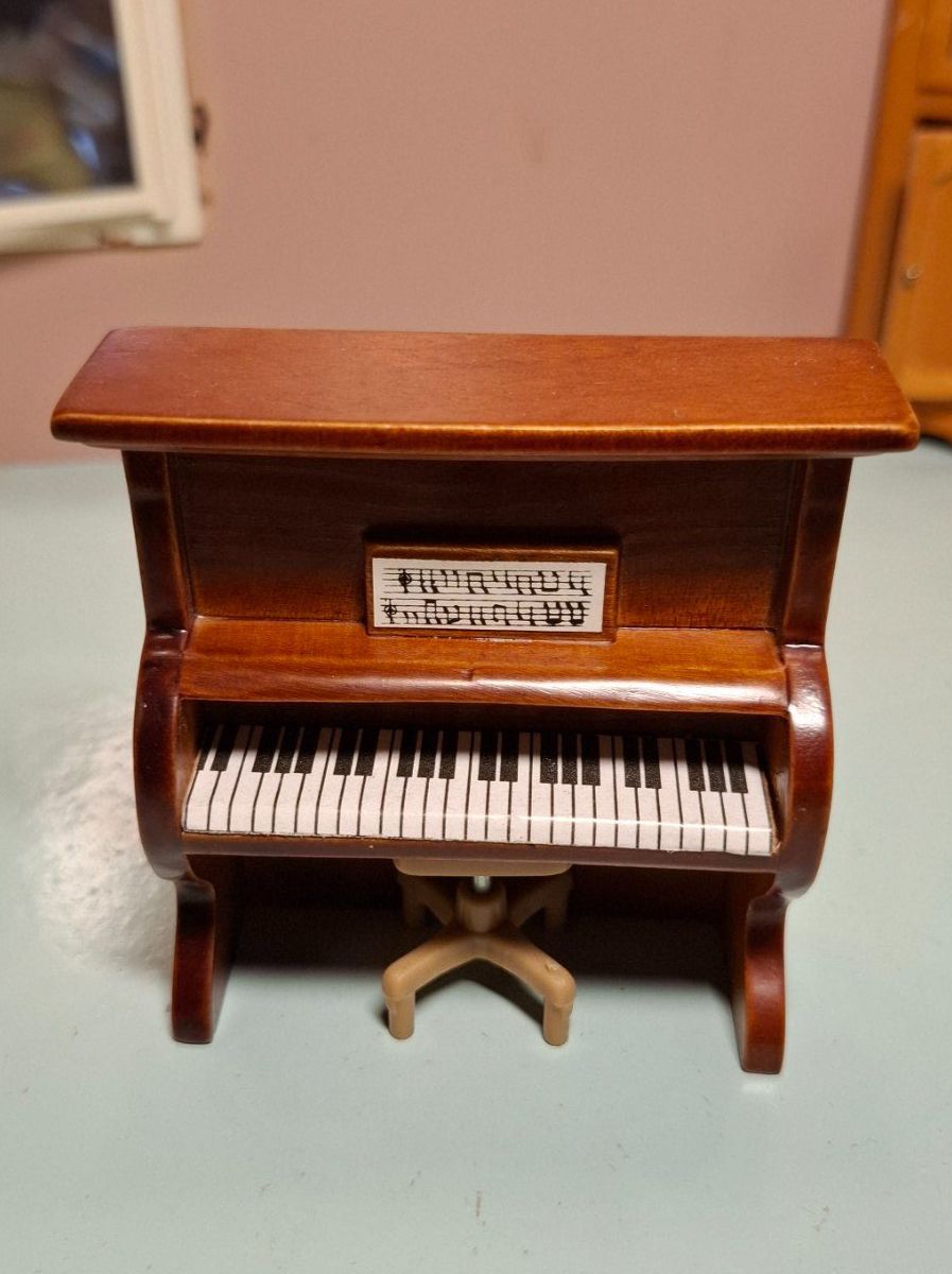 Case e mobili per bambole: Miniatur Klavier mit Hocker, Holz, wahrsch. Reutter – Usato da Schlieren venduto da Svenja7 1