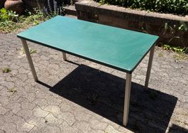 Tisch grün Metallgestell gebraucht 120x60 cm