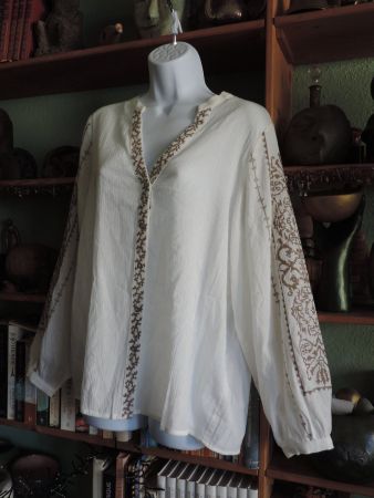 chemisier blanc à broderie fait main