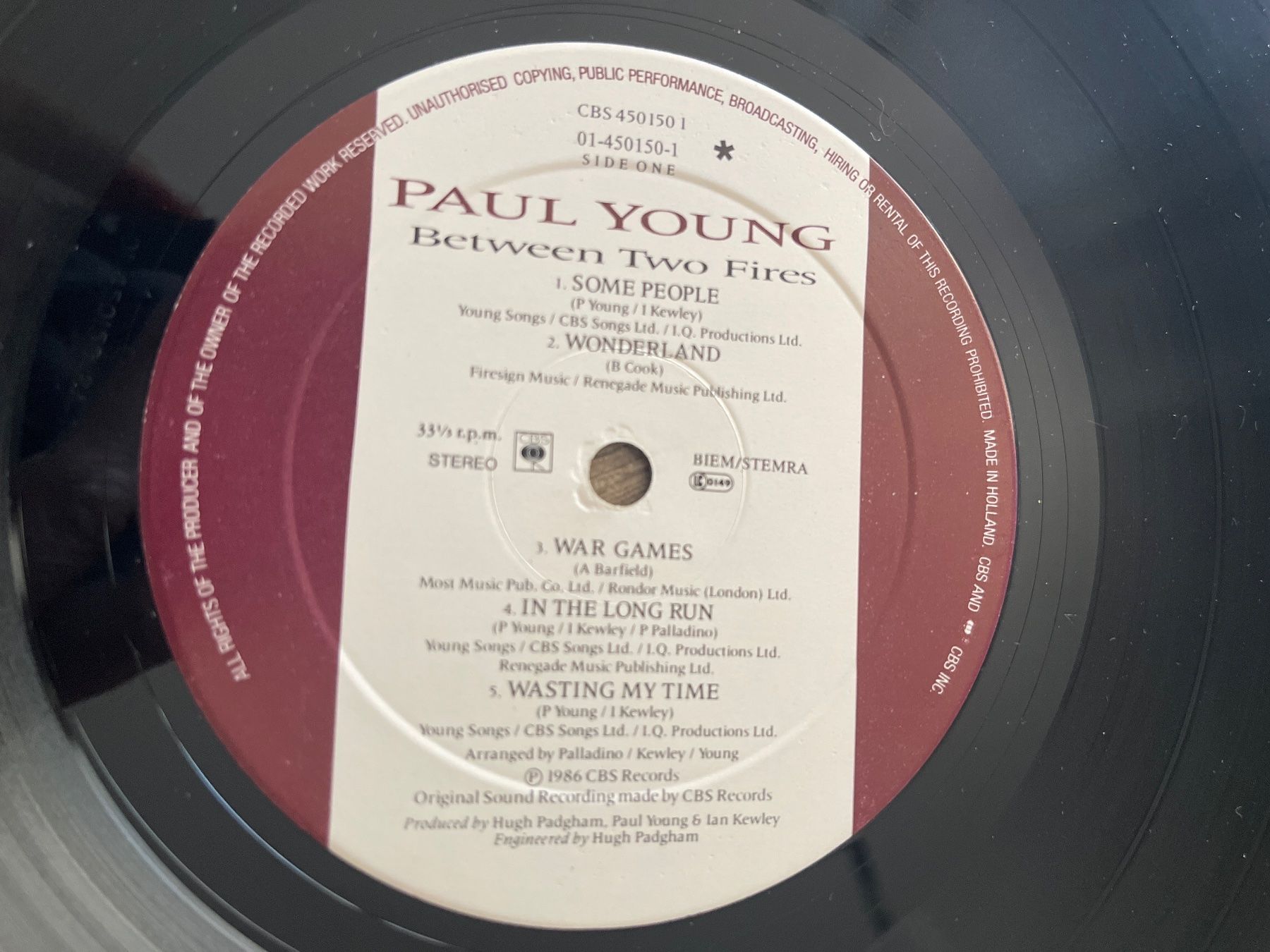 Schallplatten: A713/Paul Young - Between Two Fires – Gebraucht aus Frutigen von Philippe_jsp 2