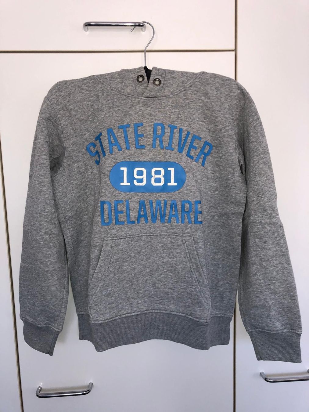 Maglioni & Felpe: Sweater LOGG  "State River - Delaware" Grau Grösse 158/164 – Usato da Zumikon venduto da Lenochka