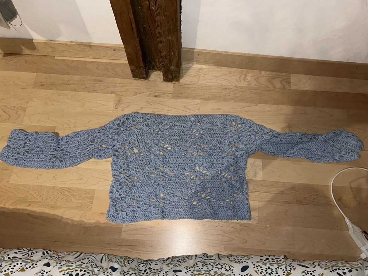 Maglioni & Felpe: Selbstgehäckelter, hellblauer Sommer-Pulli, Grösse S – Usato da Schwyz venduto da Maerzetuepfli