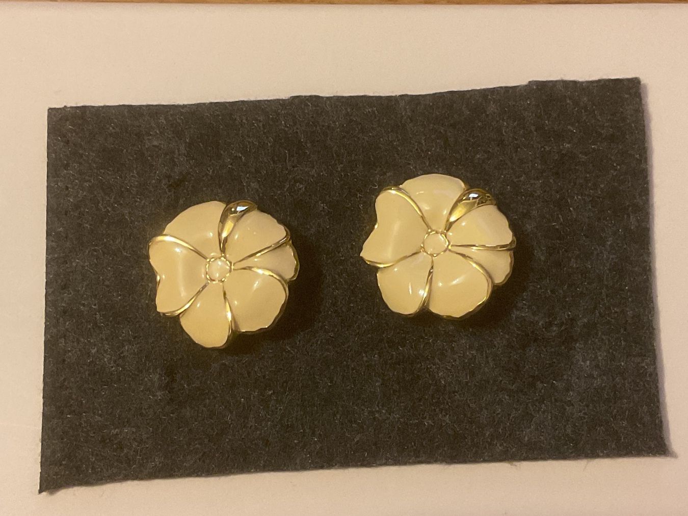 Ohrringe & -stecker: Vintage Ohrclips, Blumen Design, Creme – Gebraucht aus Uznach von Ya_x7x6 1