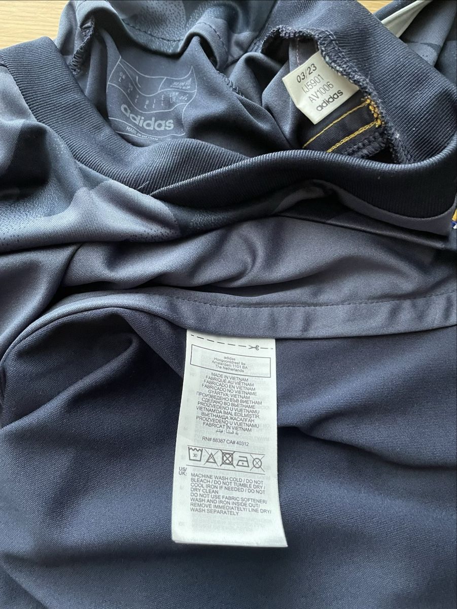 Real Madrid Maillots de corps & Pantalons: Original Real Madrid 2023/2024 Valverde Set – Neuf (Voir description) à Windisch par RealJerseys 2