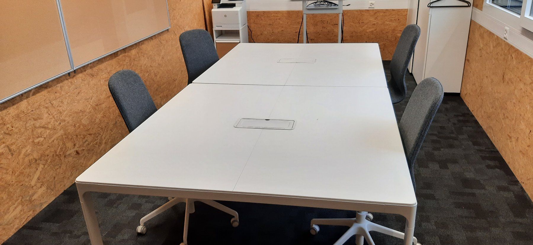 Ikea Tables: Table de conférence Ikea Bekant 140x140cm – D'occasion à Attalens par Gmsa68