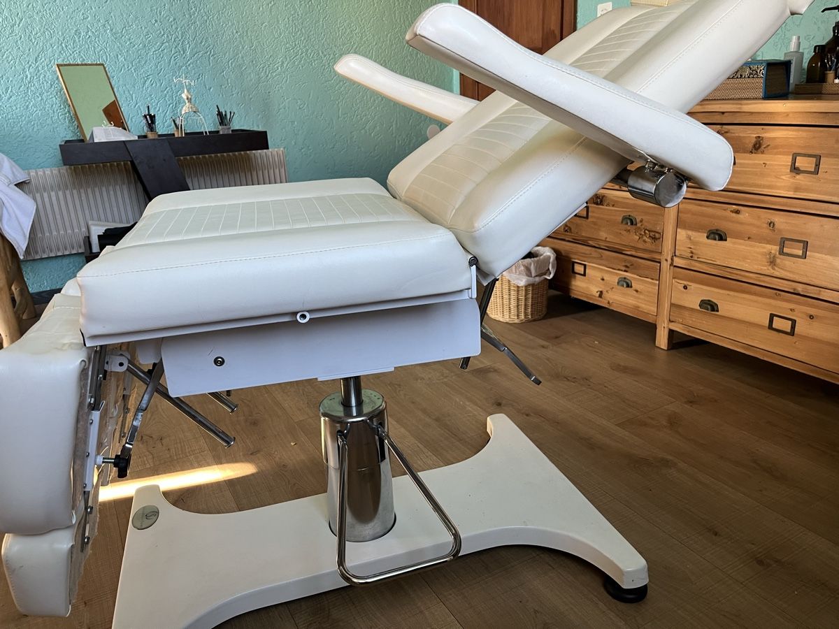 Lettini & sedie per cosmetici: Table de soins Silhouet-Tone – Usato da Chézard-St-Martin venduto da YuryAndrea 1