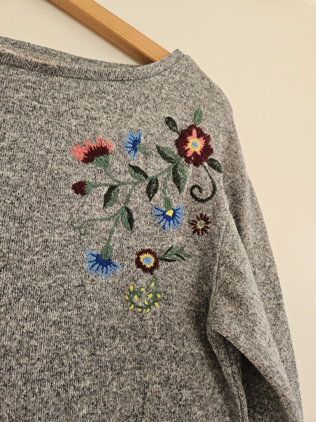 Pullover & Sweatshirts: Grauer Pullover mit wunderschönen Blumen Gr.XS – Gebraucht aus Schaffhausen von sabrina915 1