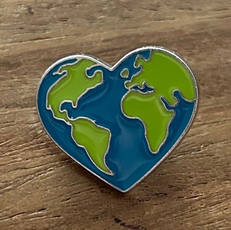 Plaketten & Abzeichen: Pin Erde Herz – Neu und originalverpackt aus Geneve von vane267