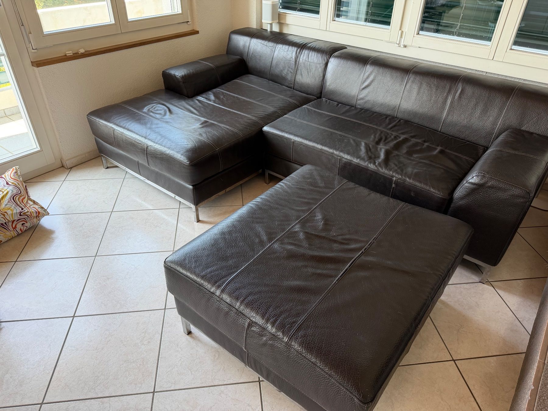 Ikea Divani: IKEA KRAMFORS Sofa mit Hocker - stark gebraucht – Usato da Grosswangen venduto da Swisslue