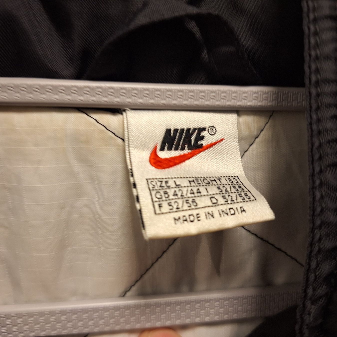 Cappotti: Nike Schwarze Winter Jacke  L – Usato da Bellinzona venduto da LA-ropa-de-Juan 1