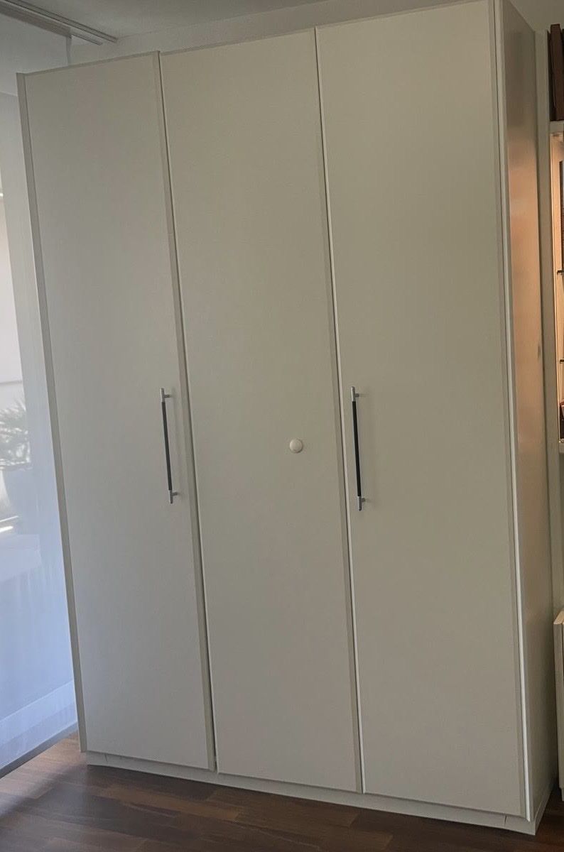 Armoires: Kleiderschrank – D'occasion à Niederuzwil par vanessa.schafroth