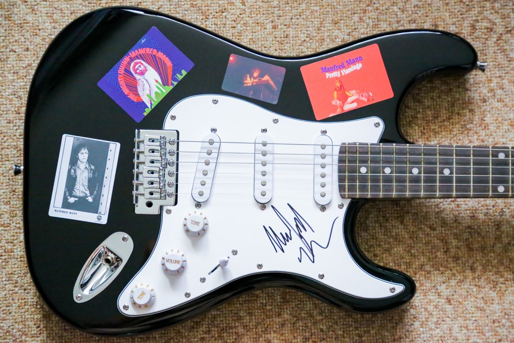 Autografi: Manfred Mann - Autogramm auf Gitarre – Nuovo (secondo la descrizione) da Kaisten venduto da Simpsons4