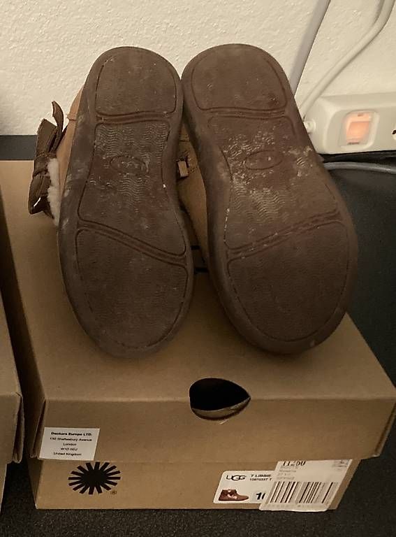 Scarpe per ragazzi: Chaussures hivers UGG enfant 27,5 – Usato da Echallens venduto da warnioc 2