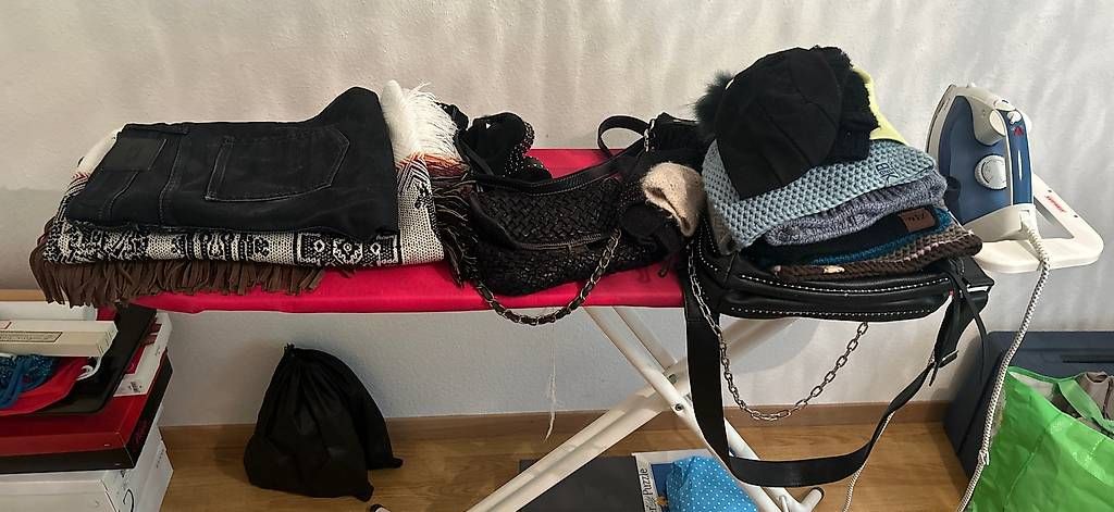 Lots de vêtements: Damenkleider vorwiegend Grösse M – D'occasion à Grafstal par noa_gcm6 3