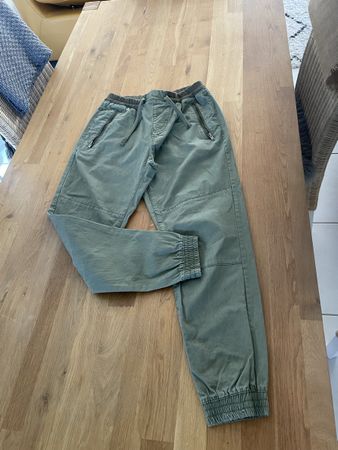 Hose Pull&Bear grün mit Reissverschlüssen Grösse S