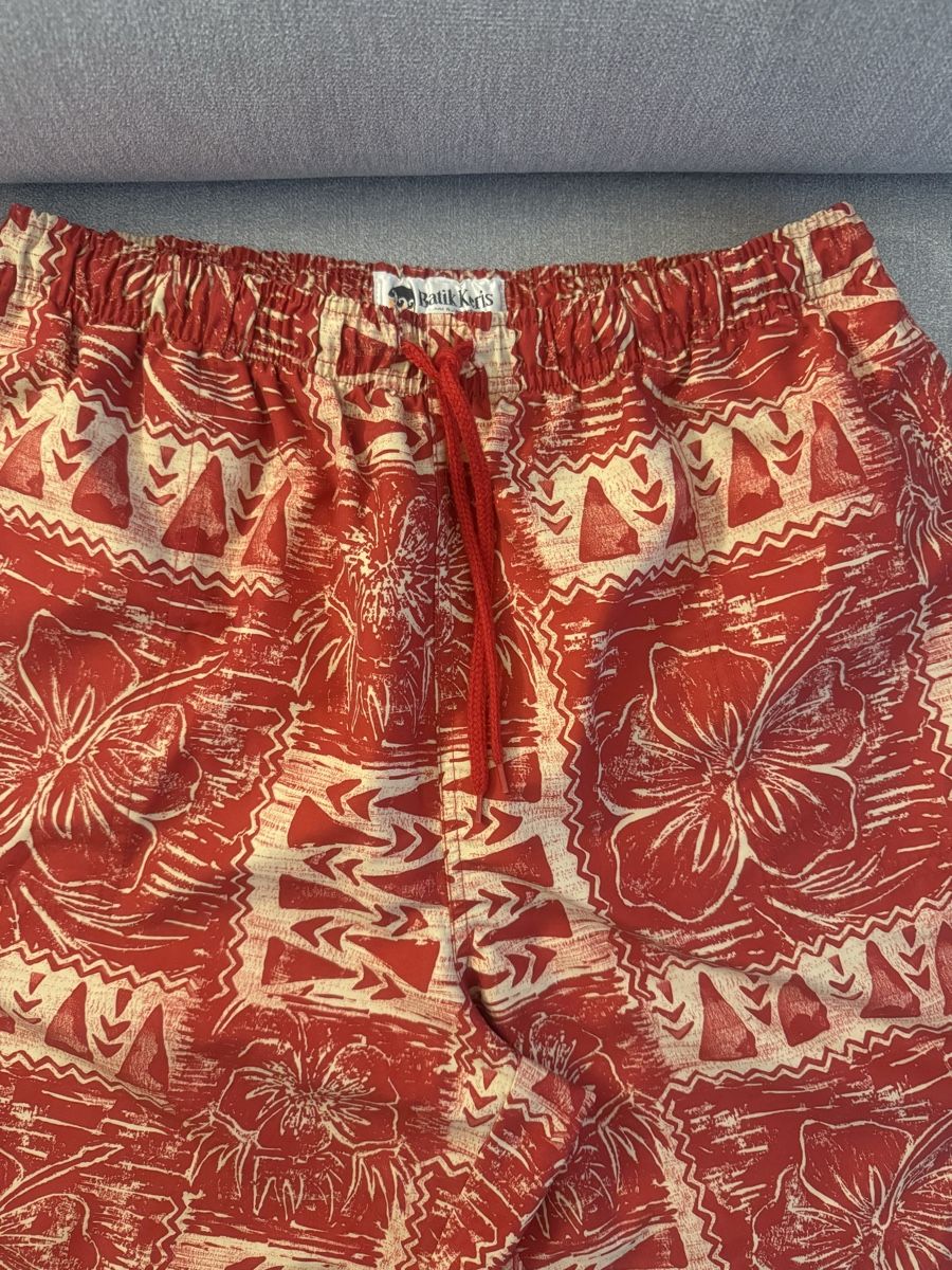 Badehosen: Batik Keris Red Patterned Swim Shorts - Size Large☀️😎 – Neu (gemäss Beschreibung) aus Montreux von jvo_vg8n 1